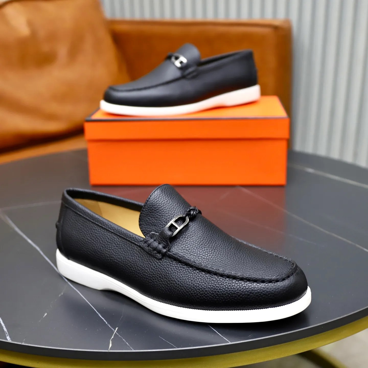 Ex-factory price: 560💰Hermès/Hermès slip-on men's shoes. This shoe is made of imported pebbled cowhide. It has simple and smooth lines and is combined with aerodynamically designed 3CM rubber foam ultra-light soles! Youthful and fashionable, classic H-shaped hardware buckle decoration, calf lining gently wraps the feet, with logo cowhide feet, casual and urban style, highlighting youthful vitality, sports and leisure version, super versatile, code number: 38-39-40-41-42-43-44 standard leather shoe size (45 can be customized but does not support returns)